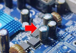 Вздувшийся конденсатор возле чипа, как причина, когда компьютер включается на несколько секунд и сразу выключается.
