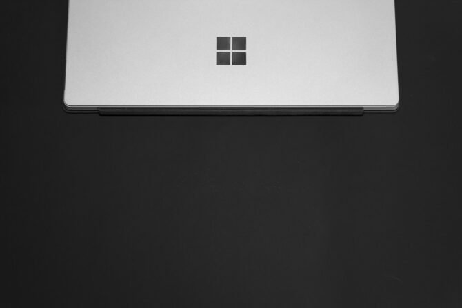 Windows OS logo на ноутбуке