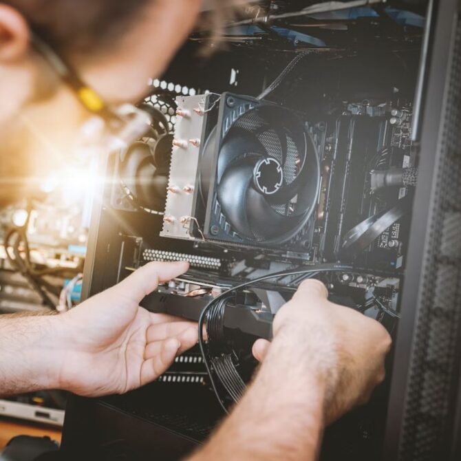 Мастер по ремонту компьютеров возвращает жизнь технике